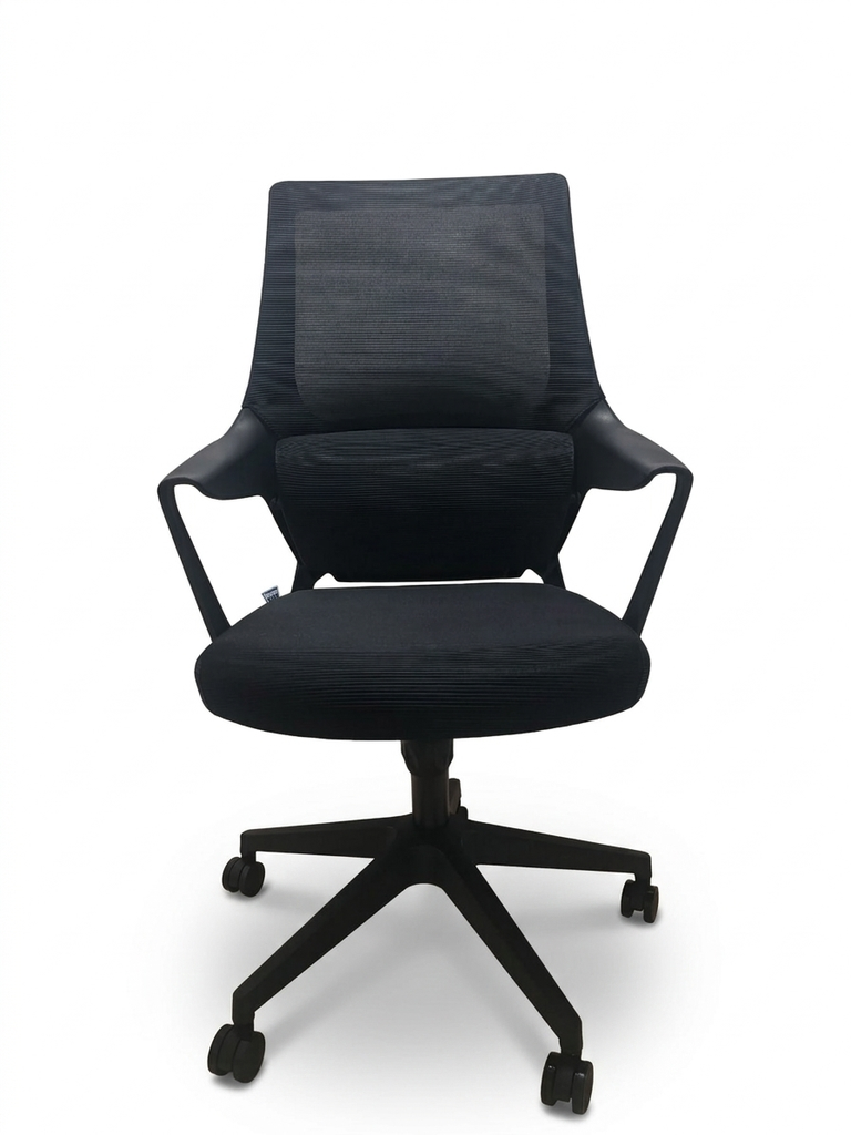 Silla de malla con descansa brazos fijos y respaldo confort  en negro