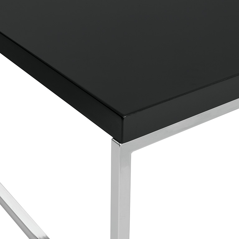 Mesa esquinera wallstreet con marco cromado Cubierta en color negro  en melamina medidas de 22” x 15” x 18”