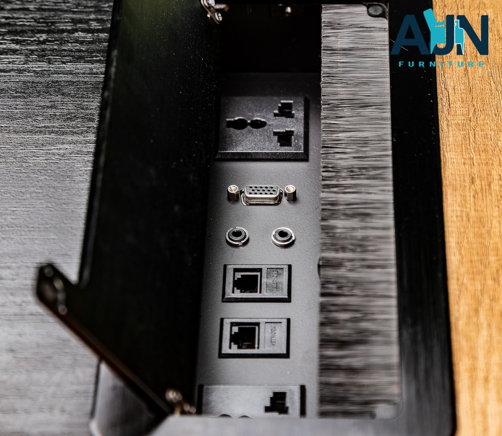 Mesa de juntas en color roble medidas de 125” x 55” x 29.5” incluye dos paneles de conectividad .