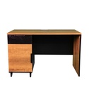 Escritorio de trabajo color café roble con negro y cajonera con llave AJN Furniture™                    Medidas: 160cm largo x 76cm ancho x 75cm alto